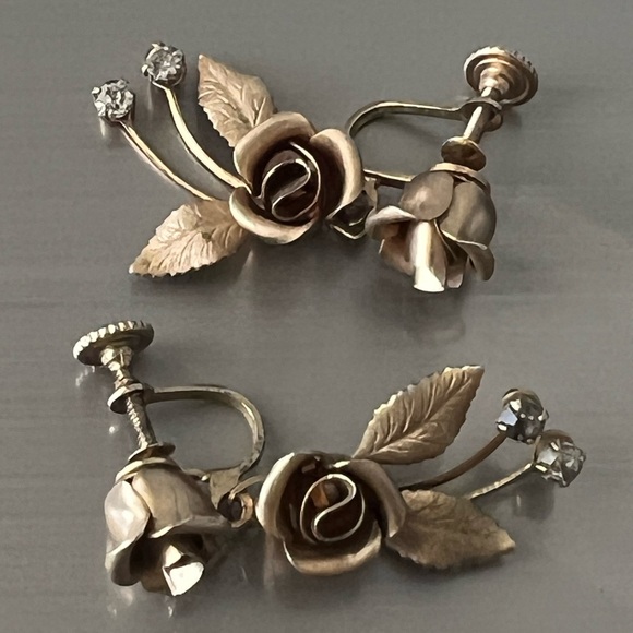 Vintage Coro Screw Back
Earrings Gold Tone 3D Flower - Picture 1 of 6